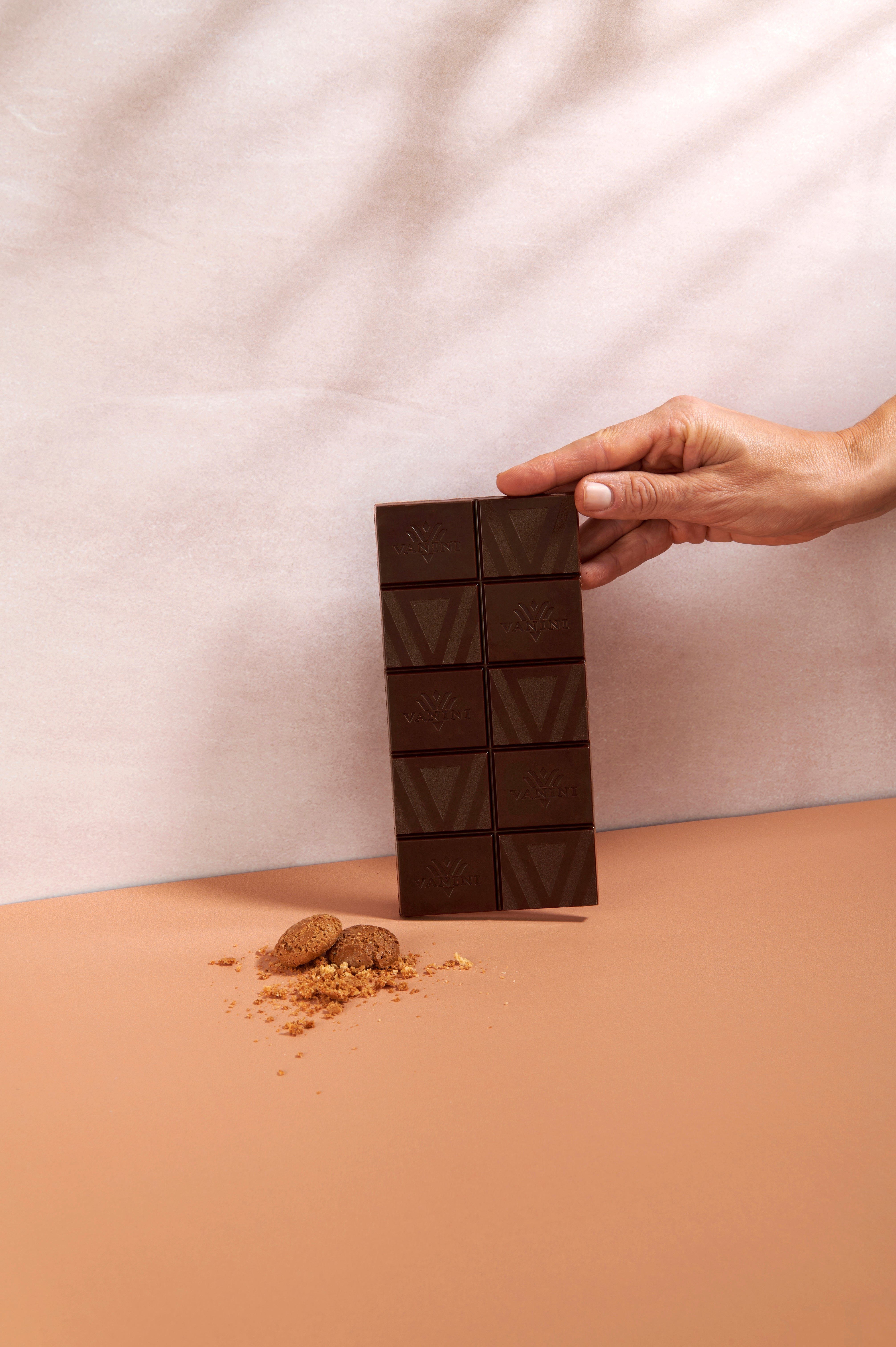 Vanini Single Origin Peru Dark Chocolate Bar 62% with Amaretto Flavored Biscuit