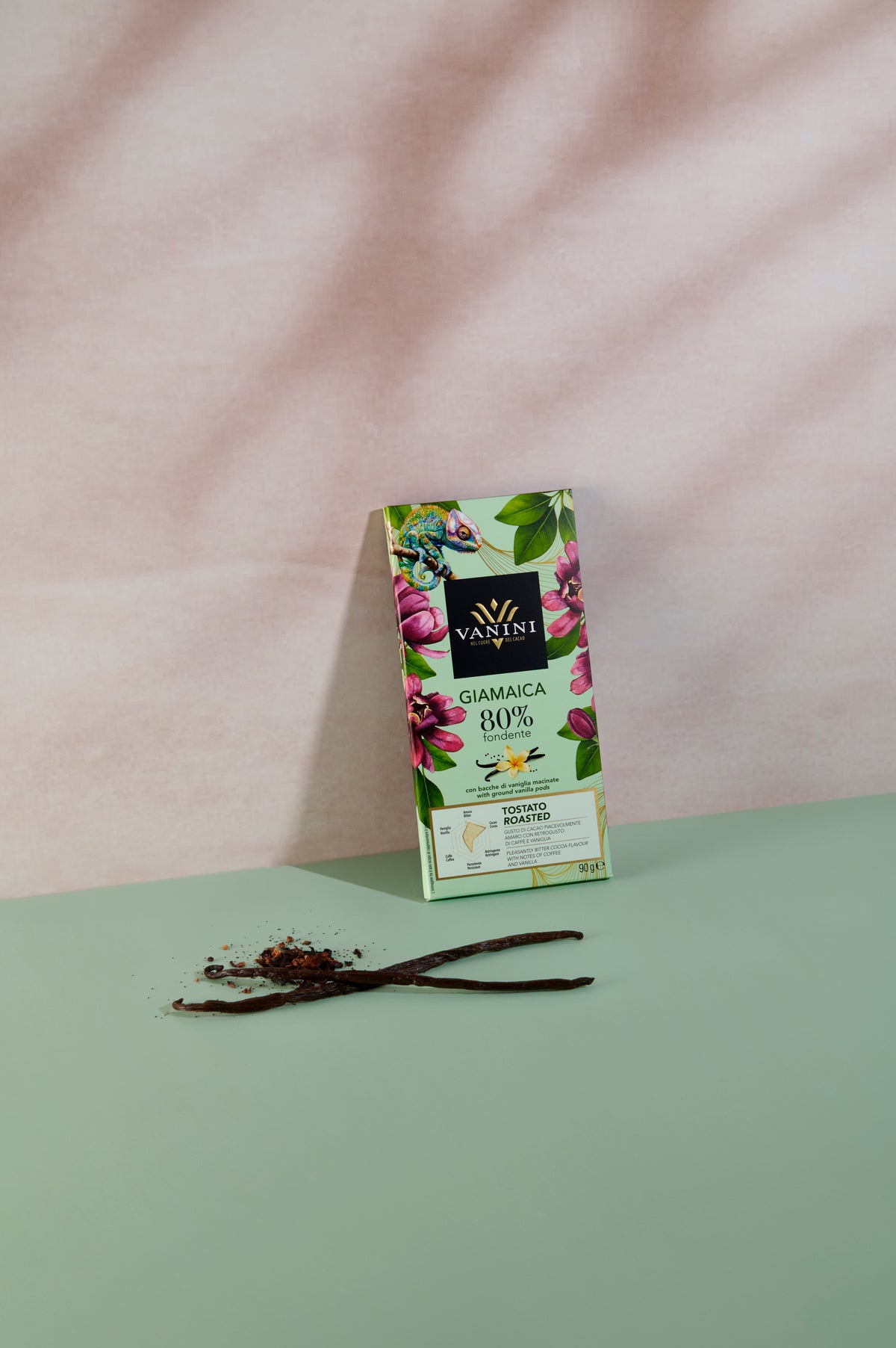 Confezione Vanini Monorigine Giamaica 80% fondente con vaniglia macinata, affiancata da baccelli di vaniglia e cacao per richiamarne il profilo aromatico tostato.
