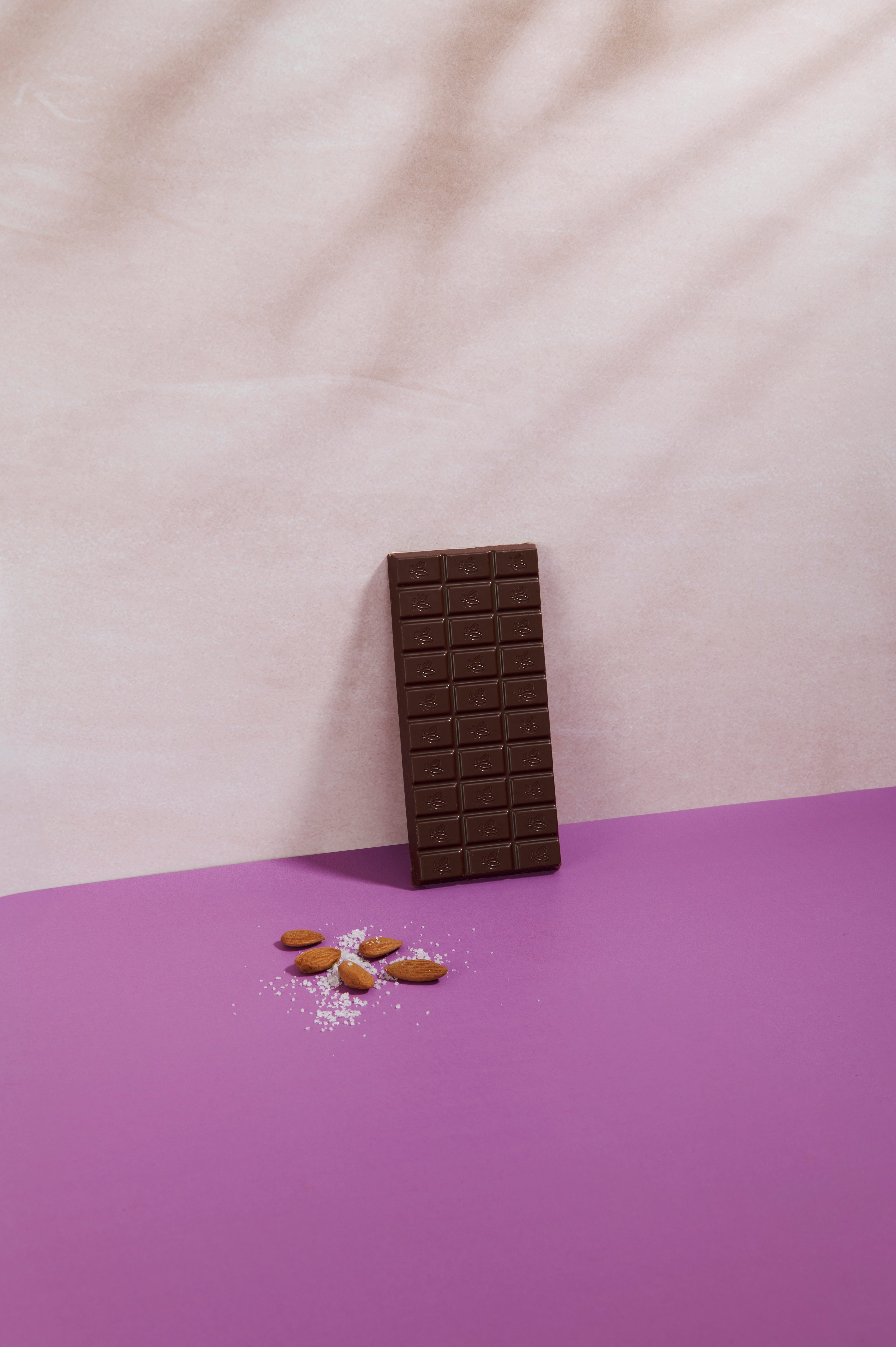 Vanini Uganda Dark Organic Bar 56% with almonds and Sicilian salt