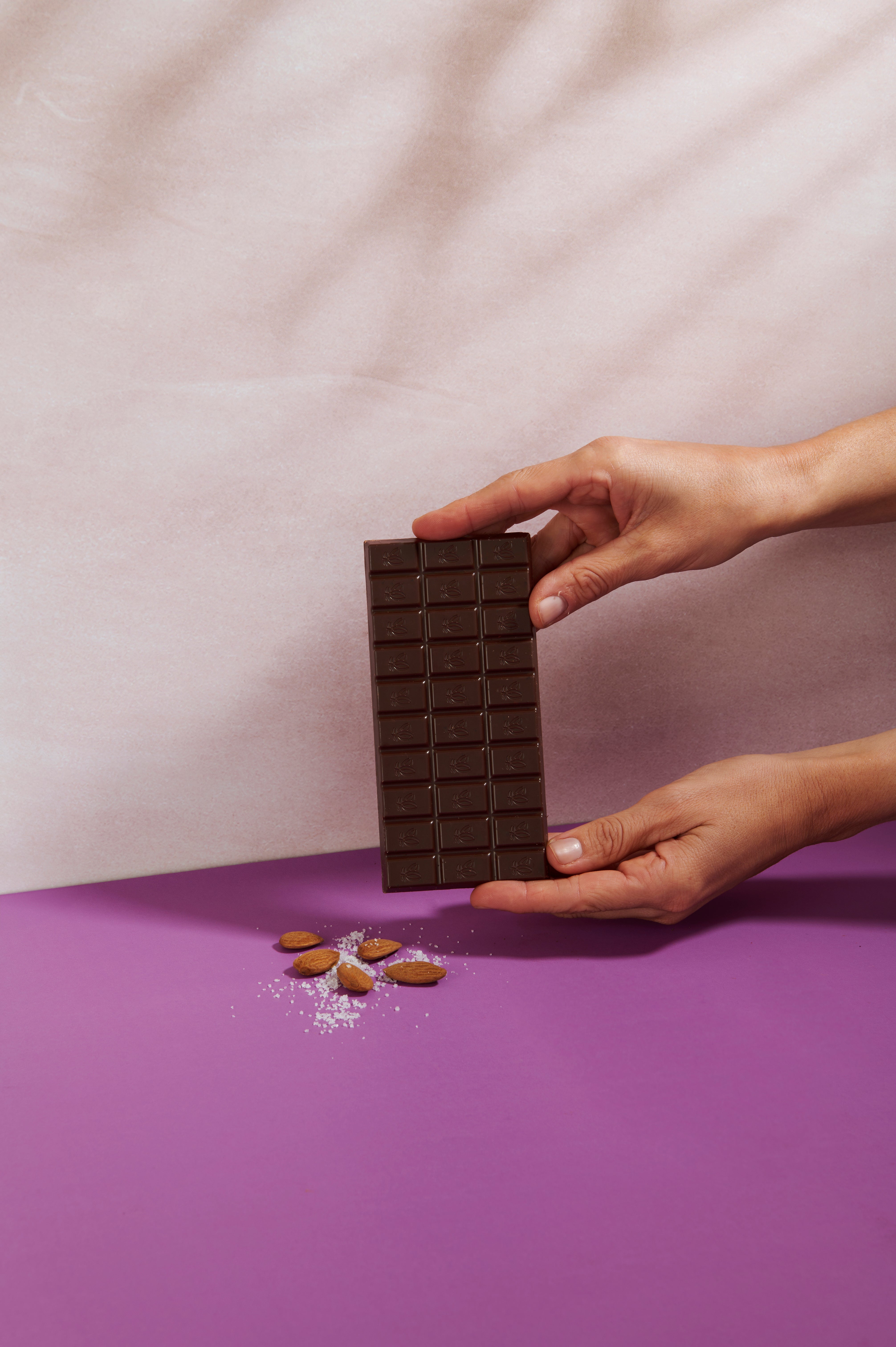 Vanini Uganda Dark Organic Bar 56% with almonds and Sicilian salt