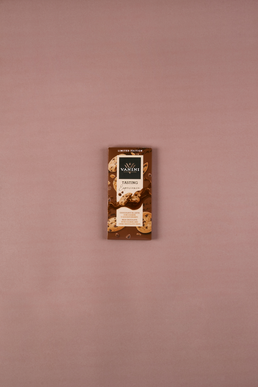 video tavoletta di cioccolato tasting experience limited edition che si scarta e si divide in più pezzi. Su sfondo rosa antico e decorato con biscotti e gocce di cioccolato