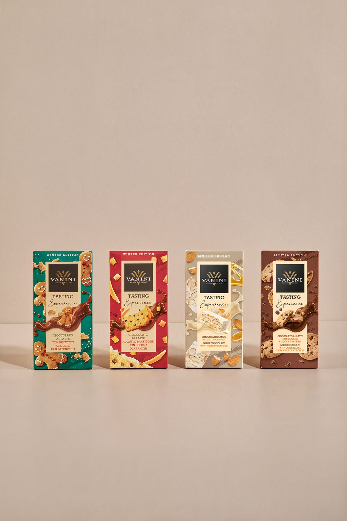Collezione Vanini Tasting Experience Winter Edition composta da quattro tavolette di cioccolato in edizione limitata, allineate su sfondo neutro. Le confezioni raffigurano ingredienti e specialità natalizie come biscotti al pan di zenzero, panettone con scorza d'arancia, torrone con cioccolato bianco e biscotti con gocce di cioccolato. Il design elegante e festivo richiama i sapori tipici delle festività invernali.