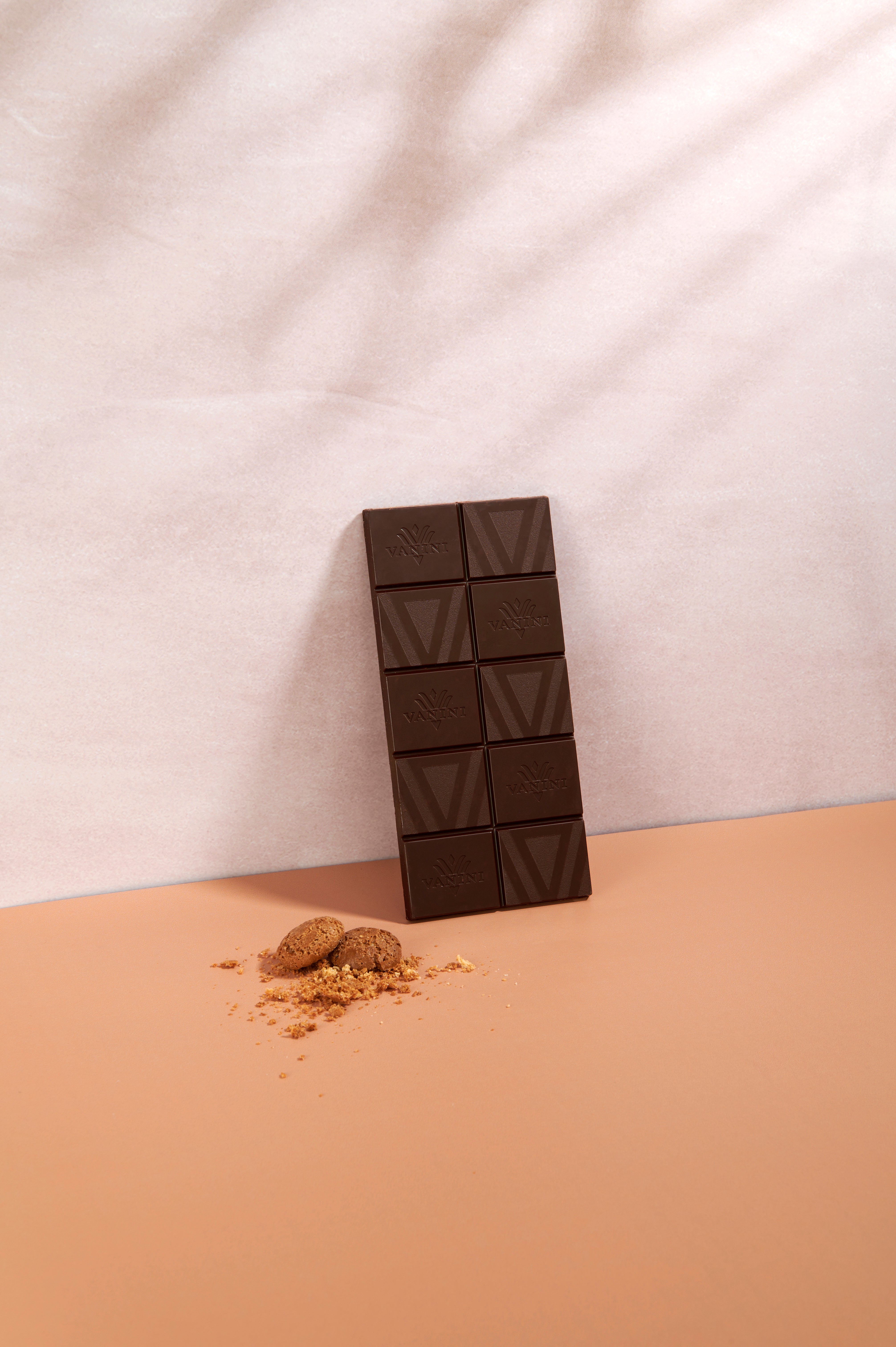 Vanini Single Origin Peru Dark Chocolate Bar 62% with Amaretto Flavored Biscuit