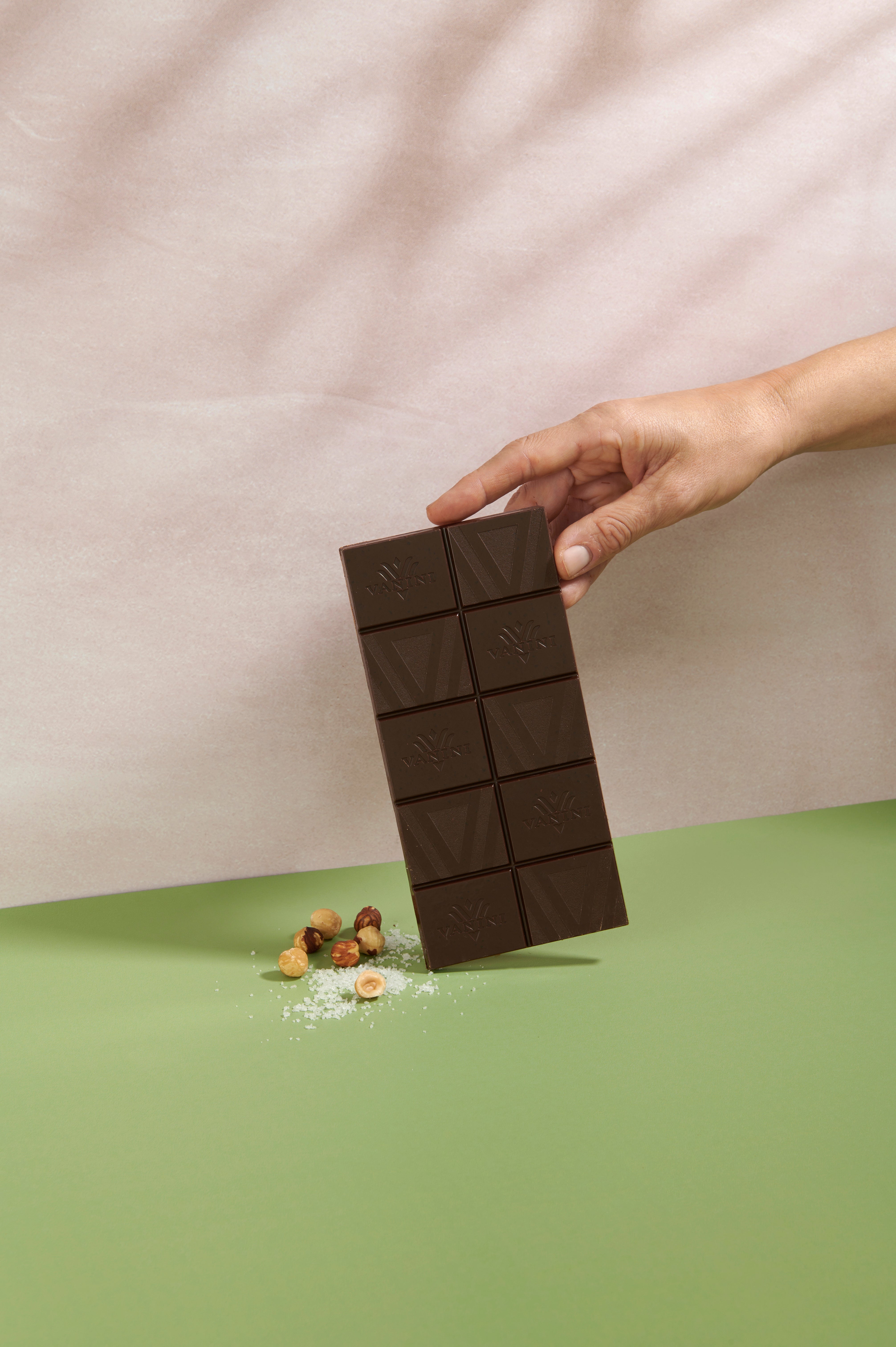 Tavoletta Vanini Monorigine Perù Fondente 62% con granella di nocciole, caramello e sale