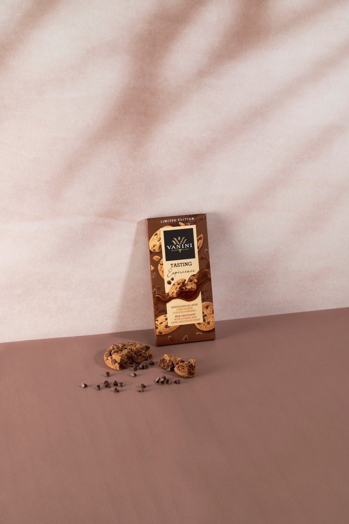 Tavoletta Vanini Tasting Experience al cioccolato al latte con cookies e gocce di cioccolato fondente, accompagnata da biscotti e gocce di cioccolato.