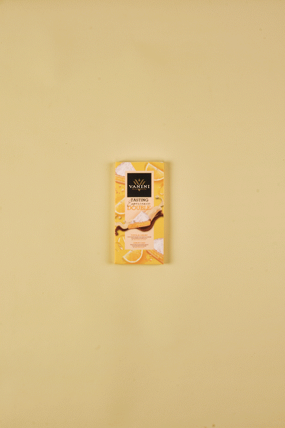 Video in cui la tavoletta di cioccolato si scarta facendo vedere il cioccolato bianco, e poi si divide in pezzi. Tutto accompagnato da fette di torta al limone e scorze di limone