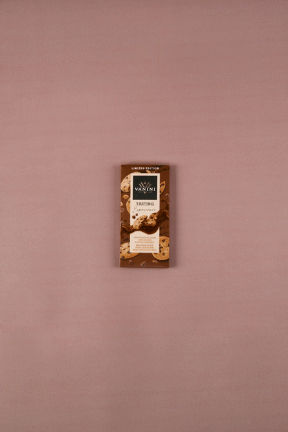 video tavoletta di cioccolato tasting experience limited edition che si scarta e si divide in più pezzi. Su sfondo rosa antico e decorato con biscotti e gocce di cioccolato